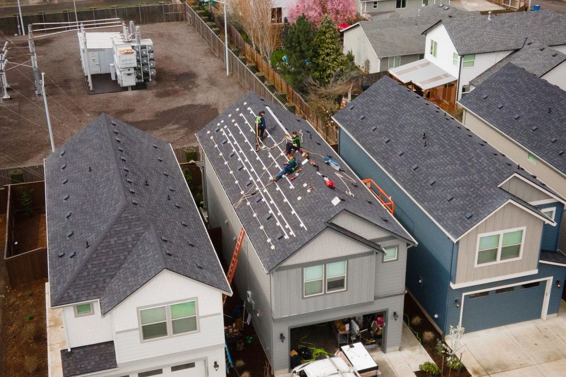 Techniciens installant des panneaux solaires sur une maison